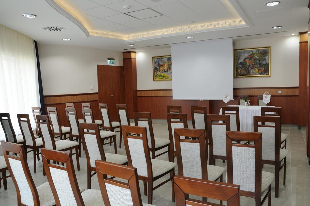 Garden Hotel Wellness Es Konferencia Szolnok Eksteriør billede